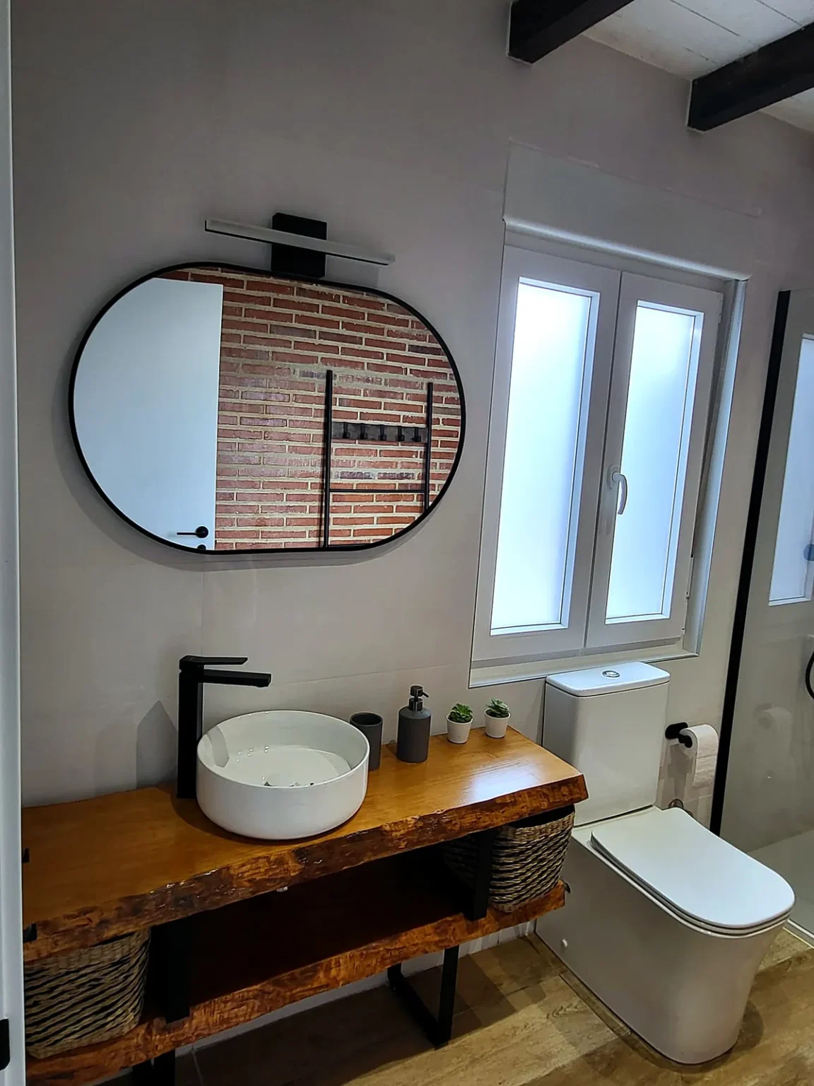 bano lavabo madera ladrillo visto casa rural
