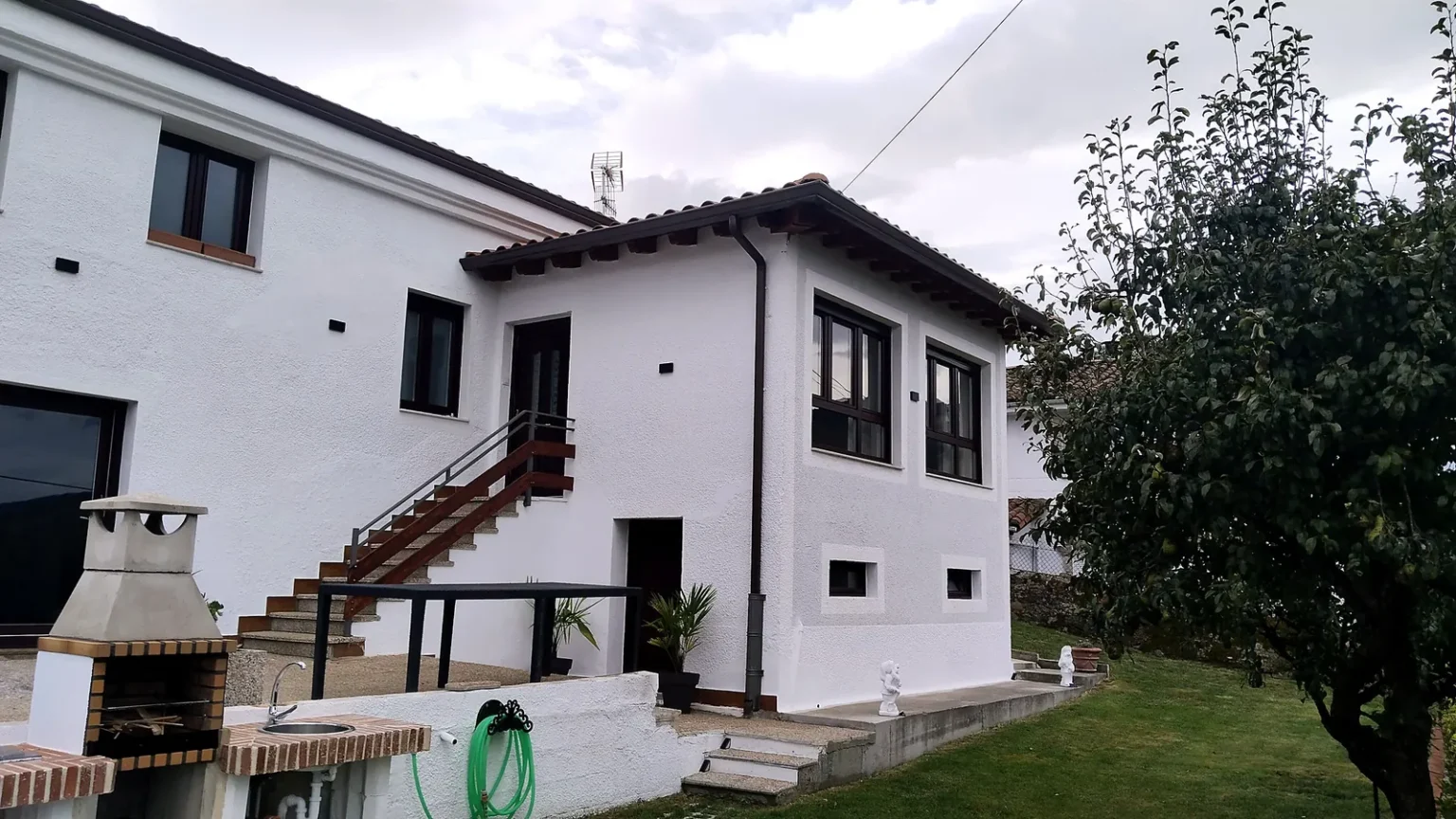 casa rural fachada jardin barbacoa arenas de iguna