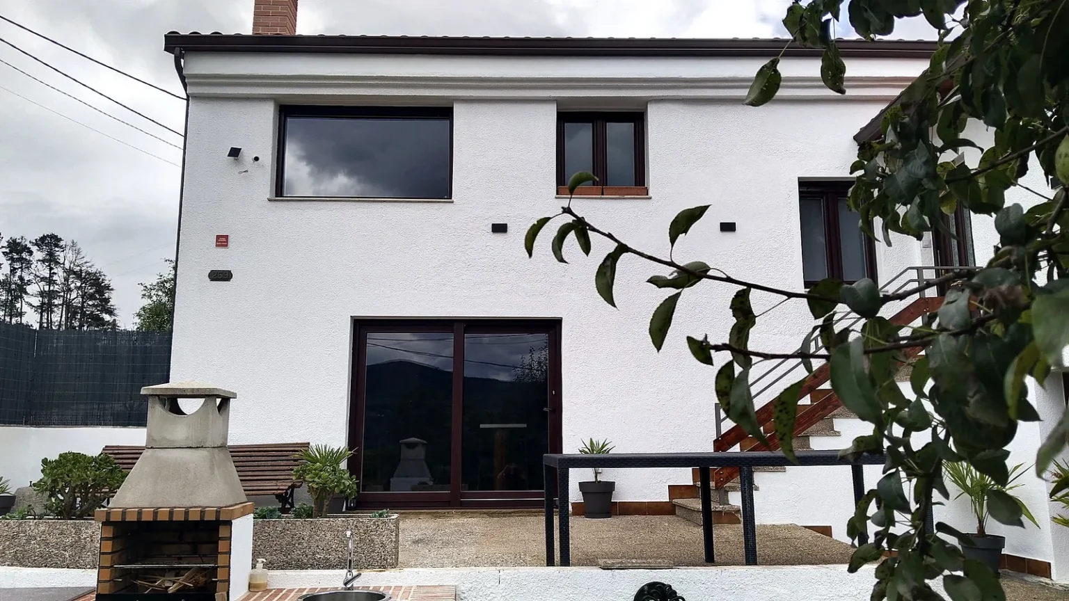 exterior barbacoa terraza casa rural cantabria