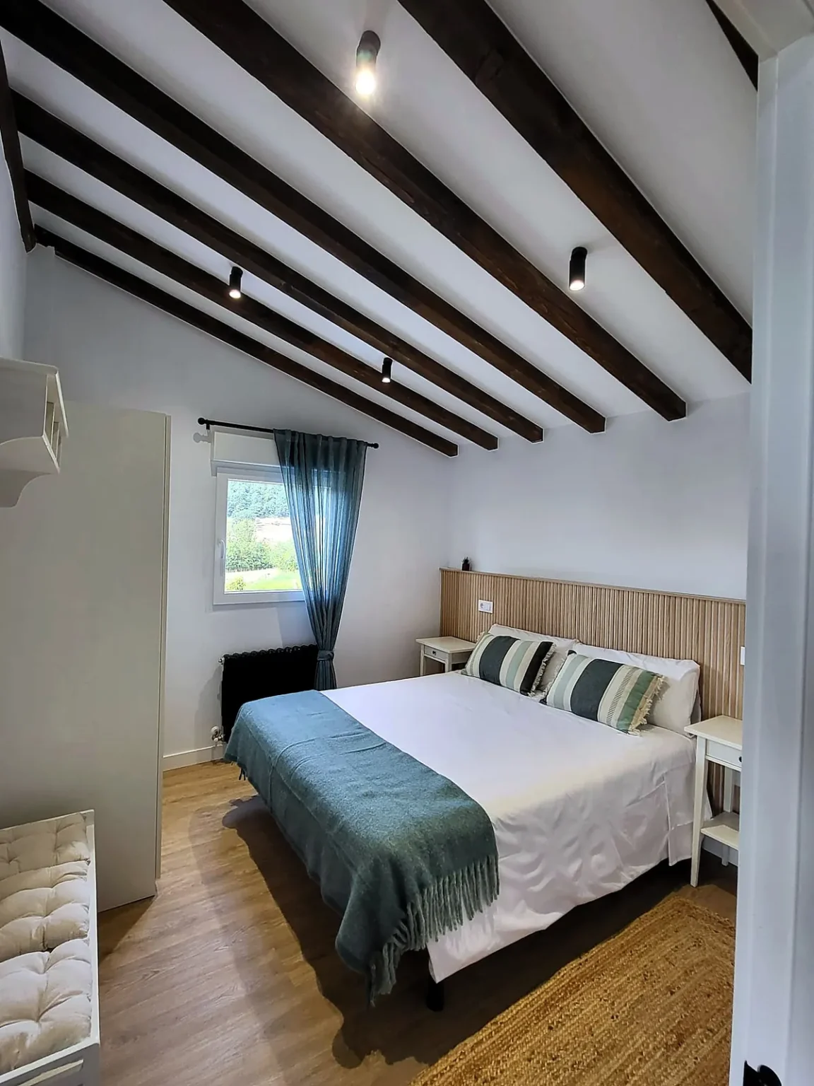 habitacion cama matrimonio vigas casa rural cantabria