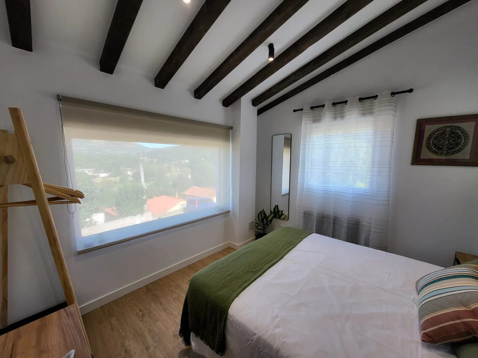 Habitación con ventanal y vistas al valle de Iguña