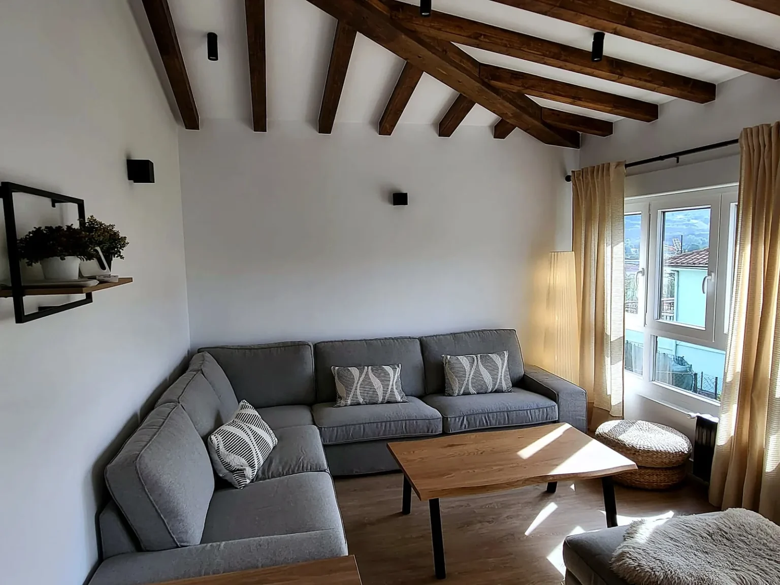 salon sofa vigas vistas casa rural cantabria